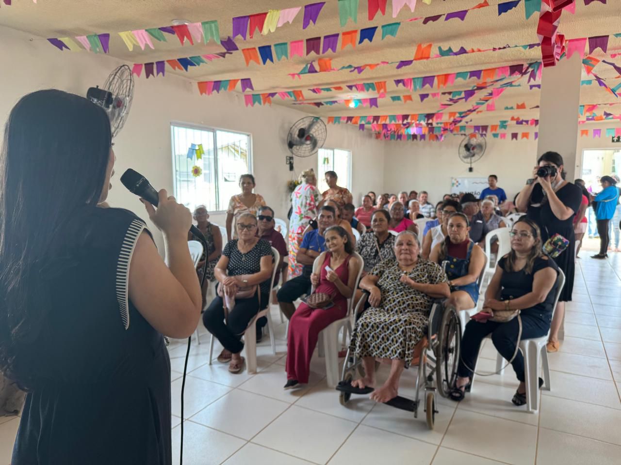 OPERAÇÃO VIRTUDE: DELEGADA MINISTRA PALESTRA PARA IDOSOS DURANTE AÇÃO DO GOVERNO NO RESIDENCIAL MIRACEMA